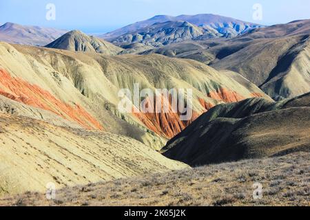 Belle montagne con strisce rosse. Regione di Khizi. Azerbaigian. Foto Stock