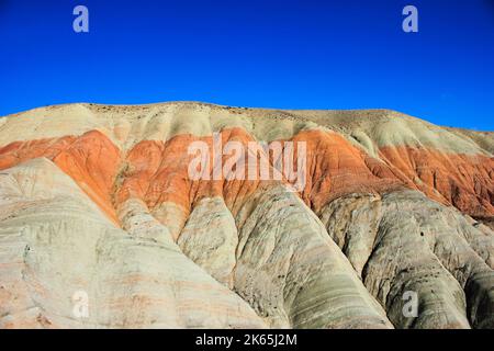 Belle montagne con strisce rosse. Regione di Khizi. Azerbaigian. Foto Stock