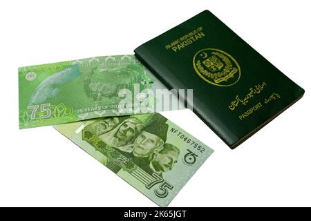 Pakistan commemorativo nuove banconote da 75 rupie con passaporto verde pakistano su sfondo bianco isolato Foto Stock