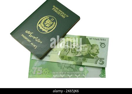 Pakistan nuova banconota verde smeraldo da 75 rupie con passaporto verde pakistano su sfondo bianco isolato Foto Stock