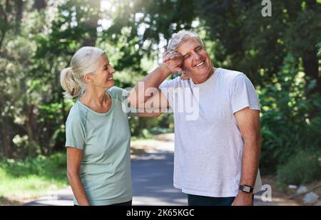 È stato difficile, ma ci è piaciuto molto. Una coppia matura si è presa una pausa mentre si allenava all'aperto. Foto Stock