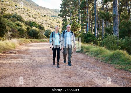 Fare escursioni è qualcosa di divertente da unire. Una coppia matura per fare un'escursione insieme. Foto Stock