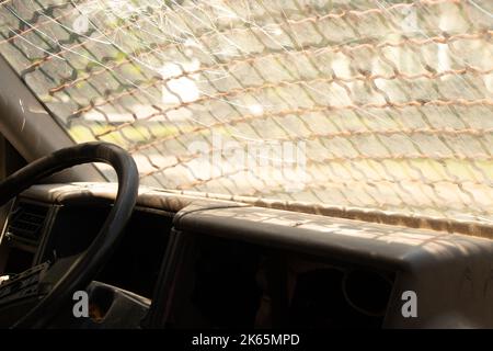 vecchio veicolo militare rotto con barre sul finestrino anteriore, la vettura dopo il passaggio di ostilità, auto Foto Stock