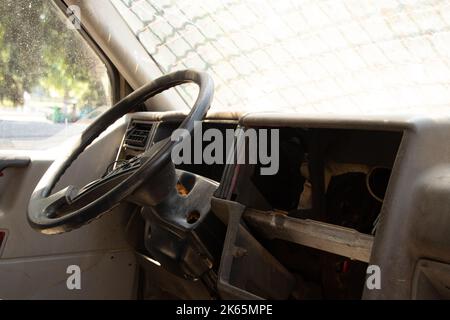 vecchio veicolo militare rotto con barre sul finestrino anteriore, la vettura dopo il passaggio di ostilità, auto Foto Stock