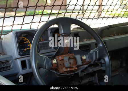 vecchio veicolo militare rotto con barre sul finestrino anteriore, la vettura dopo il passaggio di ostilità, auto Foto Stock