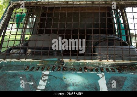 vecchio veicolo militare rotto con barre sul finestrino anteriore, la vettura dopo il passaggio di ostilità, auto Foto Stock