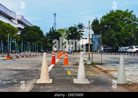 Test di guida e area di addestramento con test di simulazione per patente di guida. Scuola di guida pratica zona di traffico con pole segnaletica e coni arancioni e la strada Foto Stock
