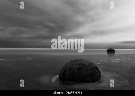 Silent Spectator - massi Moeraki della Nuova Zelanda Foto Stock