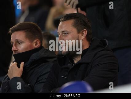 Peterborough, Regno Unito. 11th Ott 2022. Mark Bonner (Cambridge United manager), guarda dagli stand al Peterborough United contro Forest Green Rovers, incontro EFL League One, al Weston Homes Stadium, Peterborough, Cambridgeshire. Credit: Paul Marriott/Alamy Live News Foto Stock