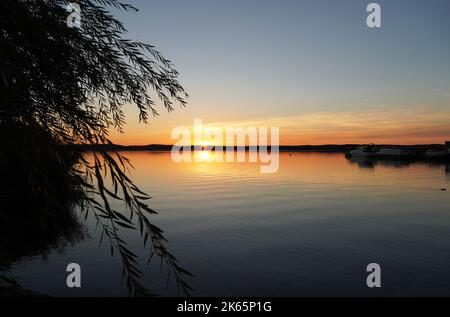 Tramonto al Mithower See a Mirow. Foto Stock