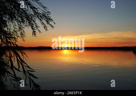 Tramonto al Mithower See a Mirow. Foto Stock