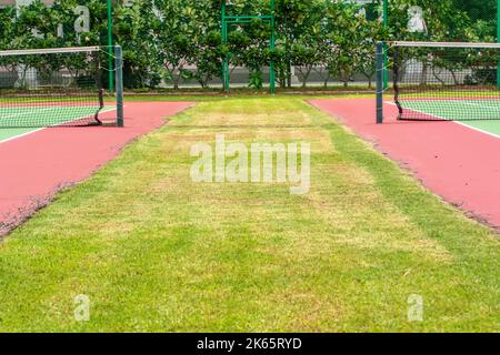 Campo da tennis nella zona dell'azienda. È un buon esercizio. Foto Stock