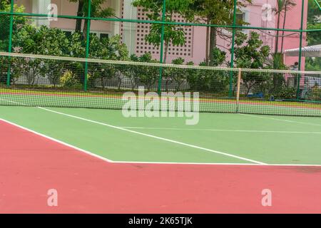 Campo da tennis nella zona dell'azienda. È un buon esercizio. Foto Stock