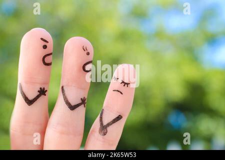 Dita arte della famiglia durante le liti. Concetto di genitori sgridare naughty bambino. Foto Stock