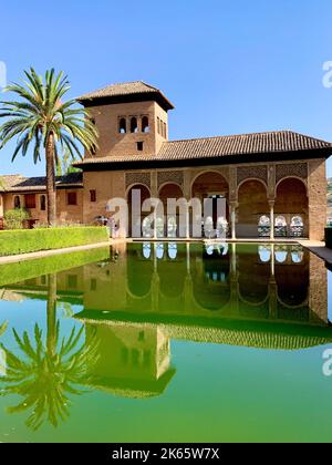 Una vista esterna del Palazzo del Partale all'interno del complesso della fortezza dell'Alhambra situato a Granada, Spagna Foto Stock