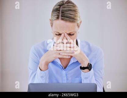 Giovane donna d'affari caucasica frustrato che lavora alla scrivania dell'ufficio che soffre di mal di testa cronico mentre si siede di fronte al laptop. Femmina Foto Stock
