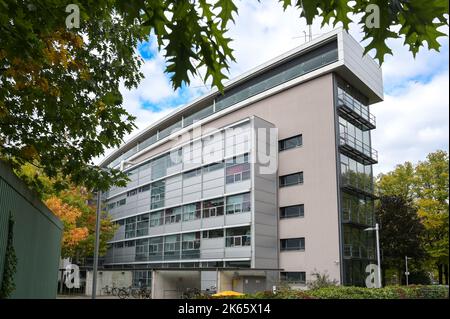 Lipsia, Germania. 11th Ott 2022. La costruzione dell'Istituto Max Planck per l'Antropologia evolutiva a Lipsia. Credit: Heiko Rebsch/dpa/Alamy Live News Foto Stock