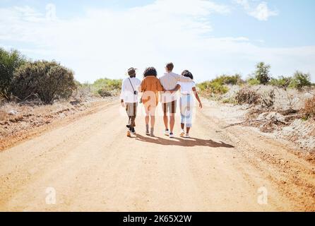 Amici, abbracciare e viaggiare in campagna per vacanze estive godendo di tempo insieme nella natura. Le persone in amicizia sostengono, si preoccupano e amano abbracciarsi Foto Stock