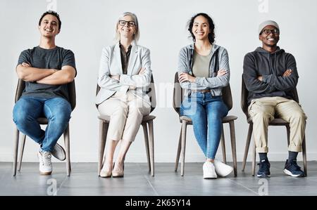 Uomini d'affari in attesa di intervista. Pazienti in fila all'ufficio medici. Terapista seduto con i pazienti in fila. Ritratto di Foto Stock