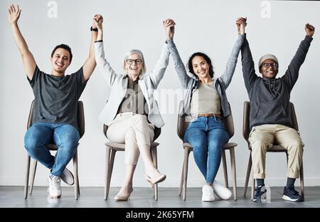 Ritratto di diversi tossicodipendenti recuperati. Pazienti seduti in fila presso l'ufficio medico.terapeuta seduta con i pazienti in fila. Felice gara mista Foto Stock