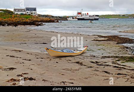 Una vista di un traghetto Caledonian MacBrayne dall'Isola di Iona in procinto di ormeggio a Fionnphort, Isola di Mull, Scozia. Foto Stock