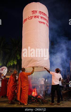 Bangladesh. 11th Ott 2022. La fotografia candida delle Lanterne è stata rilasciata durante il festival di Probarona Purnima al tempio buddista di Mukda, Dhaka. (Credit Image: © Md. Noor Hossain/Pacific Press via ZUMA Press Wire) Credit: ZUMA Press, Inc./Alamy Live News Foto Stock