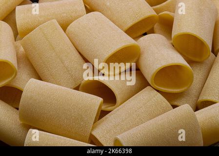 Pasta fresca italiana cruda di fondo Paccheri. Foto Stock