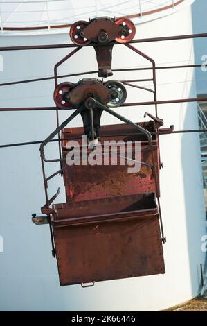 Vecchi e abbandonati carrelli di carbone appena fuori dalla città artica Longyearbyen a Svalbard, Norvegia, Scandinavia, Nord Europa. Foto Stock