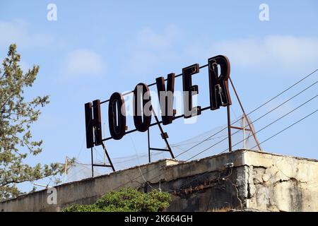 Hoover segno sopra un edificio abbandonato nella città fantasma di Vorosha; Famagosta (Gazimagusa); Replica turca del nord di Cipro Foto Stock