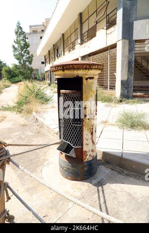 Old British casella postale sulle strade deserte di Varosha Ghost Town, 'città fantasma' di Famagust. Repulic Turco del nord di Cipro Foto Stock