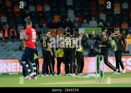 Canberra, Australia. 12th Ott 2022. Adam Zampa e Pat Cummins d'Australia festeggiano il wicket di Jos Buttler ( C ) d'Inghilterra durante il gioco due della T20 serie internazionale tra Australia e Inghilterra a Manuka Oval il 12 ottobre 2022 a Canberra, Australia. IMMAGINE LIMITATA AD USO EDITORIALE - RIGOROSAMENTE NESSUN USO COMMERCIALE credito: Izhar Ahmed Khan/Alamy Live News/Alamy Live News Foto Stock