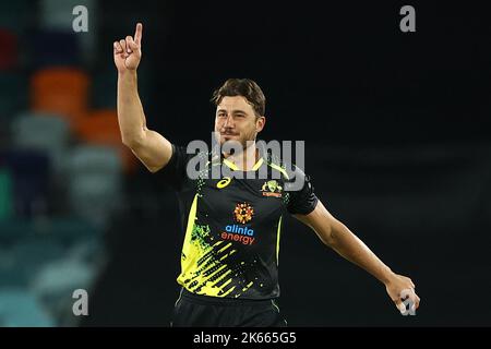 Marcus Stoinis of Australia festeggia dopo la scomparsa di Alex Hales d'Inghilterra durante la partita di Dettol T20I Series 2 of 3 Australia vs Inghilterra a Manuka Oval, Canberra, Australia, 12th ottobre 2022 (Foto di Patrick Hoelscher/News Images) Foto Stock