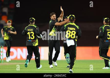 Marcus Stoinis of Australia festeggia dopo la scomparsa di Alex Hales d'Inghilterra durante la partita di Dettol T20I Series 2 of 3 Australia vs Inghilterra a Manuka Oval, Canberra, Australia, 12th ottobre 2022 (Foto di Patrick Hoelscher/News Images) Foto Stock