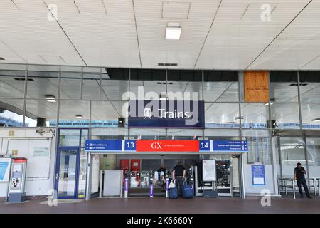 28 6 2022 viaggiatori impegnati a Victoria Station, Londra, Regno Unito Foto Stock