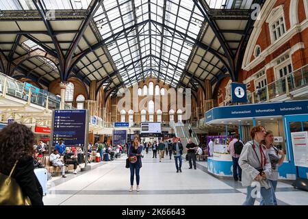 28 6 2022 viaggiatori impegnati nella affollata stazione ferroviaria di Liverpool Street, Londra, Regno Unito Foto Stock