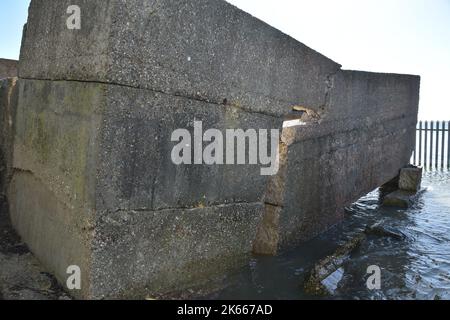 Piattaforma di cemento anti-pistola antiaereo di Hamble Common Beach crollata Foto Stock