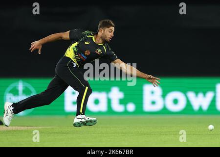 Marcus Stoinis of Australia affondi per la palla durante la partita di Dettol T20I Serie 2 di 3 Australia vs Inghilterra a Manuka Oval, Canberra, Australia, 12th ottobre 2022 (Foto di Patrick Hoelscher/News Images) a Canberra, Australia il 8/13/2022. (Foto di Patrick Hoelscher/News Images/Sipa USA) Foto Stock