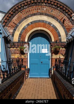 Ingresso alle vecchie Pump Rooms, Tenbury Wells, Worcestershire, Regno Unito; aperto al pubblico come bagni termali nel 1862 e ora uffici del consiglio comunale Foto Stock