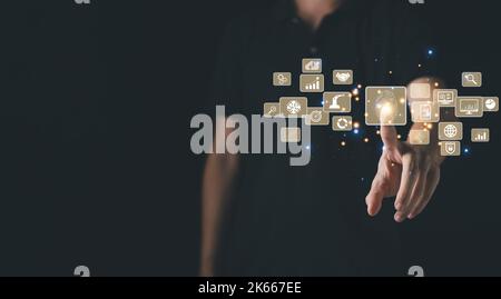 Man toccante elaborazione digitale futuristica di identificazione biometrica scanner di impronte digitali per l'accesso ai dati finanziari personali. Sorveglianza e securi Foto Stock