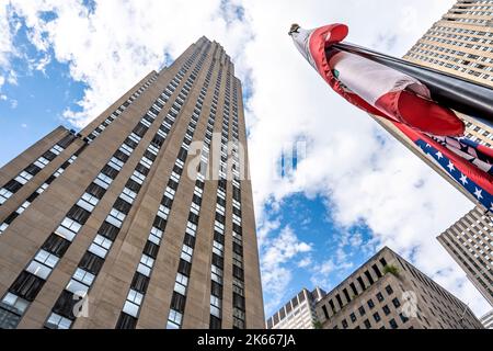 Grattacielo in Rockefeller Plaza con bandiera americana, prospettiva verticale, centro di Manhattan, New York City Foto Stock