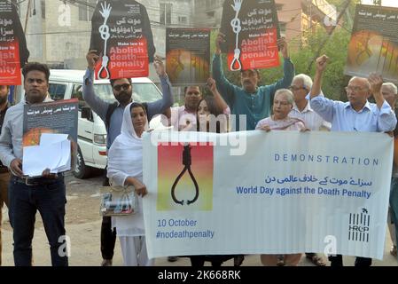 Lahore, Punjab, Pakistan. 10th Ott 2022. Gli attivisti della Commissione per i diritti umani del Pakistan (HRCP) detengono cartelli per celebrare la Giornata Mondiale contro la pena di morte del 20th durante una protesta. Contro la pena di morte pubblicando una nota informativa sull'uso della pena capitale in Pakistan al di fuori del Press Club di Lahore il 10 ottobre 2022. Per celebrare la Giornata Mondiale contro la pena di morte del 20th, l'HRCP e la FIDH hanno pubblicato una nota informativa sulla pena di morte in Pakistan in collaborazione con la Coalizione Mondiale contro la pena di morte. La nota si riflette sulla relazione tra l'uso Foto Stock