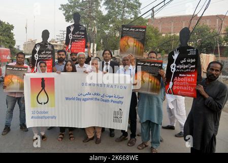 Lahore, Punjab, Pakistan. 10th Ott 2022. Gli attivisti della Commissione per i diritti umani del Pakistan (HRCP) detengono cartelli per celebrare la Giornata Mondiale contro la pena di morte del 20th durante una protesta. Contro la pena di morte pubblicando una nota informativa sull'uso della pena capitale in Pakistan al di fuori del Press Club di Lahore il 10 ottobre 2022. Per celebrare la Giornata Mondiale contro la pena di morte del 20th, l'HRCP e la FIDH hanno pubblicato una nota informativa sulla pena di morte in Pakistan in collaborazione con la Coalizione Mondiale contro la pena di morte. La nota si riflette sulla relazione tra l'uso Foto Stock