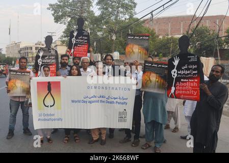 Lahore, Punjab, Pakistan. 10th Ott 2022. Gli attivisti della Commissione per i diritti umani del Pakistan (HRCP) detengono cartelli per celebrare la Giornata Mondiale contro la pena di morte del 20th durante una protesta. Contro la pena di morte pubblicando una nota informativa sull'uso della pena capitale in Pakistan al di fuori del Press Club di Lahore il 10 ottobre 2022. Per celebrare la Giornata Mondiale contro la pena di morte del 20th, l'HRCP e la FIDH hanno pubblicato una nota informativa sulla pena di morte in Pakistan in collaborazione con la Coalizione Mondiale contro la pena di morte. La nota si riflette sulla relazione tra l'uso Foto Stock