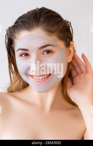 trattamento di bellezza pelle donna maschera di argilla sul viso Foto Stock