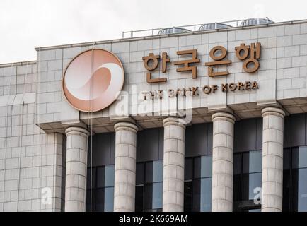 Seul, Corea del Sud. 15th luglio, 2022. Il logo della Bank of Korea si trova nella sede centrale di Seoul. La banca centrale della Corea del Sud ha fatto un altro grande passo avanti il rialzo dei tassi di ottobre 12, mentre si sta sforzando di portare l'inflazione sotto controllo nonostante le preoccupazioni che potrebbe rallentare eccessivamente la crescita economica. La Banca di Corea (BOK) ha detto che vede 'continui aumenti di tasso' come 'giustificato' come la pressione di inflazione rimane alta a causa in parte dello scorrimento della valuta locale contro il dollaro degli Stati Uniti che potrebbe aumentare i prezzi all'importazione. Credit: SOPA Images Limited/Alamy Live News Foto Stock