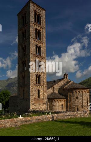 Chiesa romanica di Sant Climent, costruita all'inizio del 1100s, nel villaggio di Vall de Boí, Taüll, Catalogna, Spagna. Un campanile in stile italiano nana la chiesa e le sue tre absidi orientali semicircolari, con semplici decorazioni lombarde e finestre a fessura ad arco tondo. Foto Stock