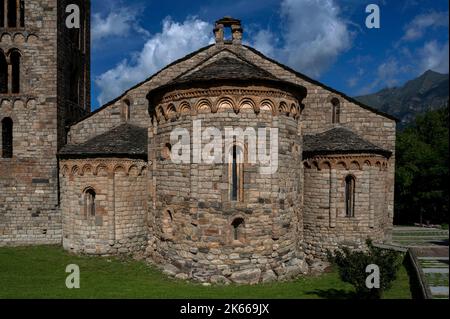 Chiesa romanica di Sant Climent, costruita all'inizio del 1100s, nel villaggio di Vall de Boí, Taüll, Catalogna, Spagna. La chiesa ha tre absidi orientali semicircolari, tutte con semplice decorazione lombarda e finestre a fessura ad arco tondo, e un campanile in stile italiano. Foto Stock