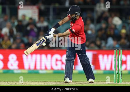 Moeen Ali d'Inghilterra è visto durante la partita di Dettol T20I Serie 2 di 3 Australia vs Inghilterra a Manuka Oval, Canberra, Australia, 12th ottobre 2022 (Foto di Patrick Hoelscher/News Images) Foto Stock