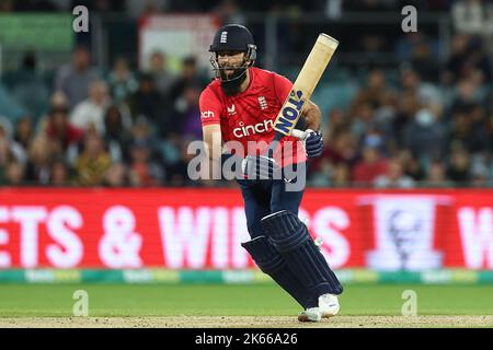 Moeen Ali d'Inghilterra durante il Dettol T20I Serie 2 di 3 partita Australia vs Inghilterra a Manuka Oval, Canberra, Australia, 12th ottobre 2022 (Foto di Patrick Hoelscher/News Images) Foto Stock