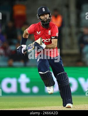 Moeen Ali d'Inghilterra corre durante la partita di Dettol T20I Serie 2 di 3 Australia vs Inghilterra a Manuka Oval, Canberra, Australia, 12th ottobre 2022 (Foto di Patrick Hoelscher/News Images) Foto Stock